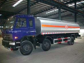 東風(fēng)小三軸高頂雙臥加油車(chē)