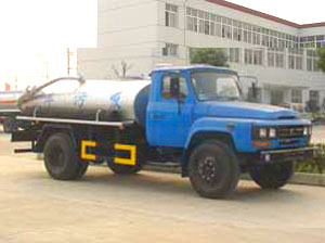 東風140尖頭柴油吸污車
