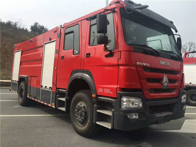 重汽8噸泡沫消防車(chē)(國(guó)五)